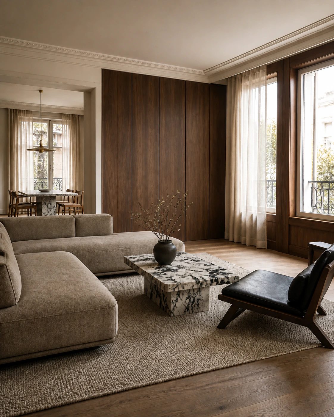 Salon w stylu mid-century modern z orzechową zabudową i kamiennym stolikiem